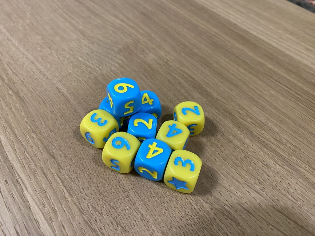 Fünf gelbe und fünf blaue Würfel.