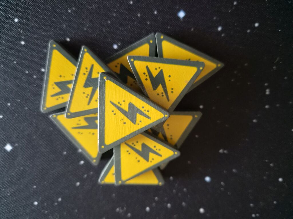 Dreieckige gelbe Holzmarker mit Blitz-Symbol.