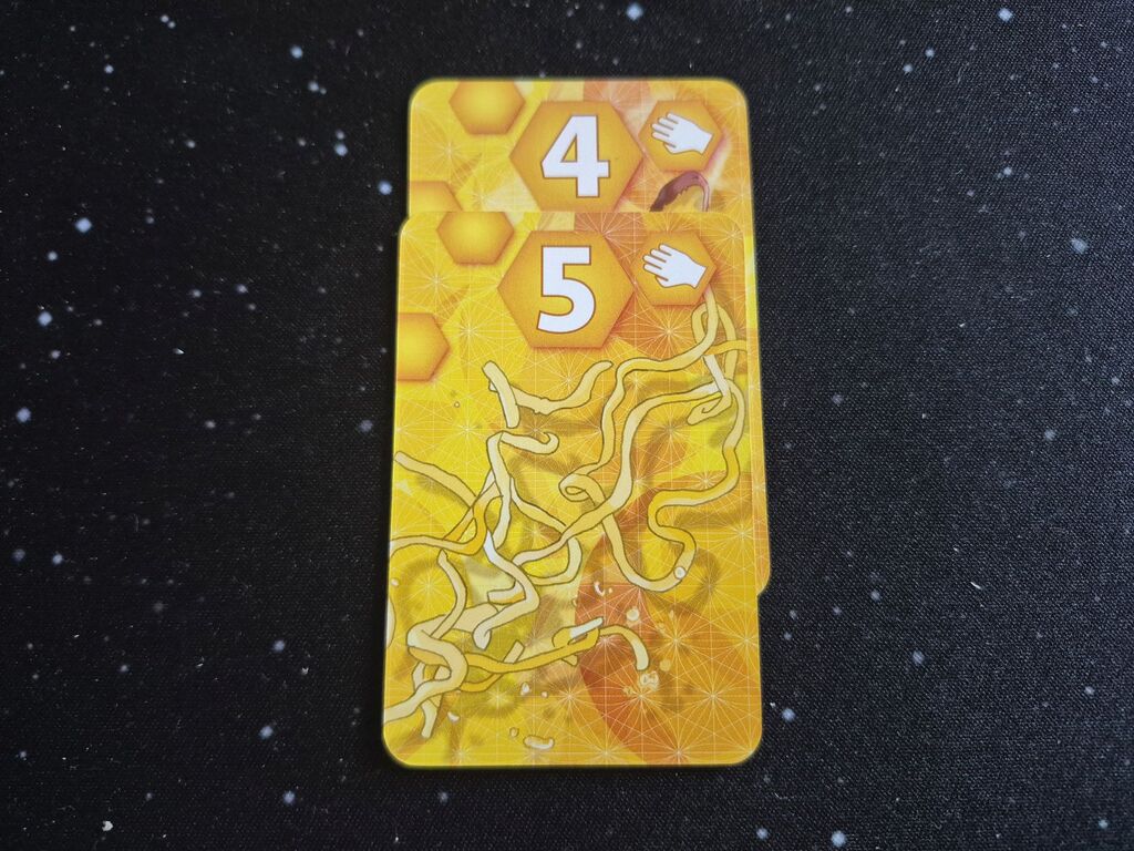 Zwei gelbe Karten aus "Umami".