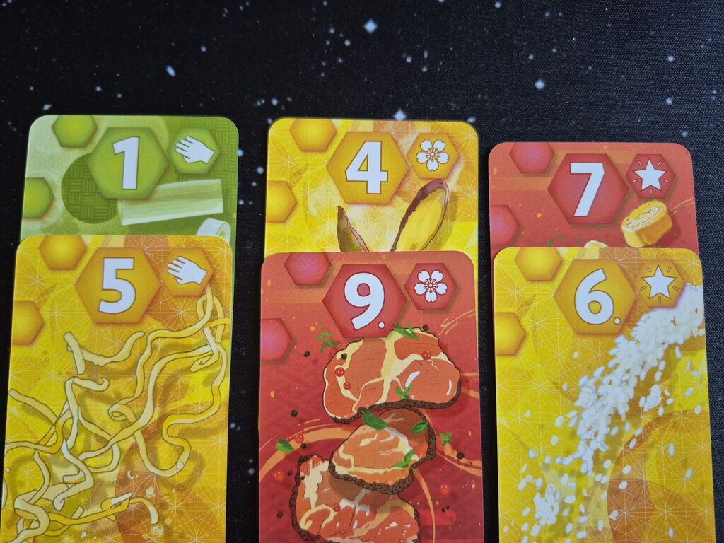 Karten mit Zahlen und Symbolen.