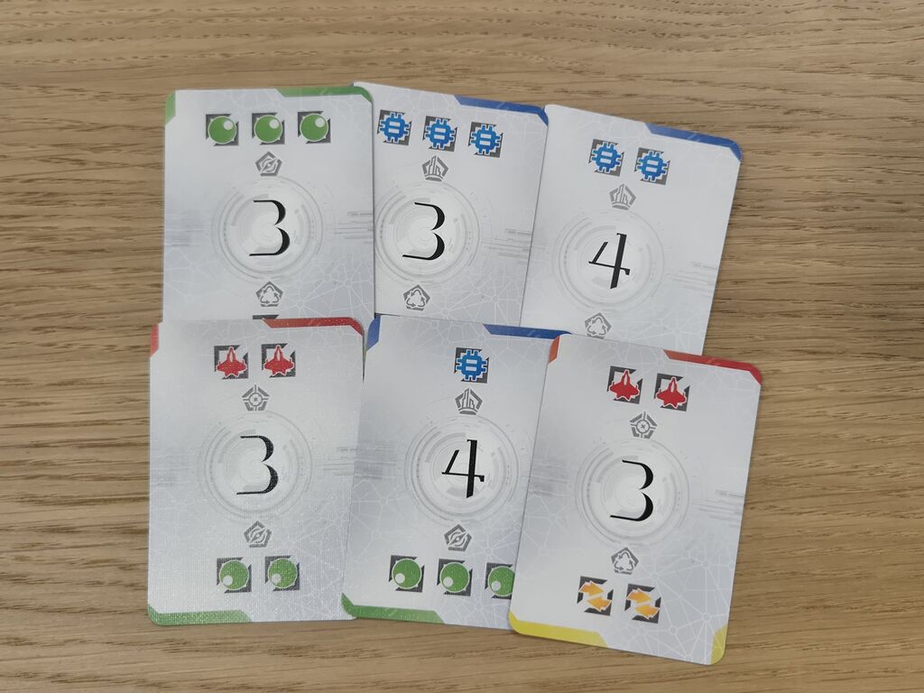 Karten mit Zahlen und Symbolen.