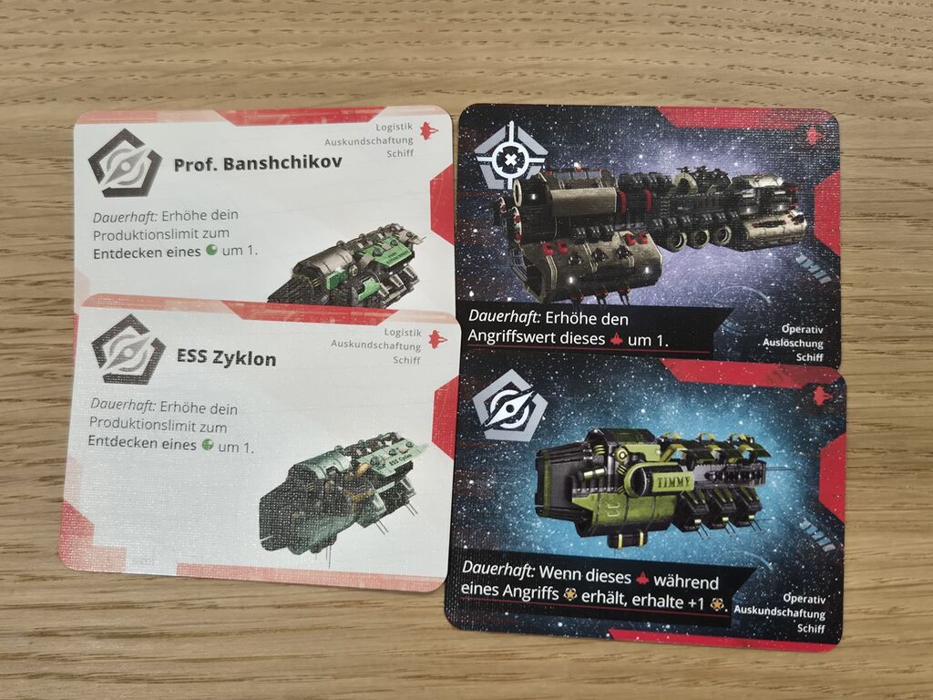 Karten mit Raumschiffen, Symbulen und Illustrationen.