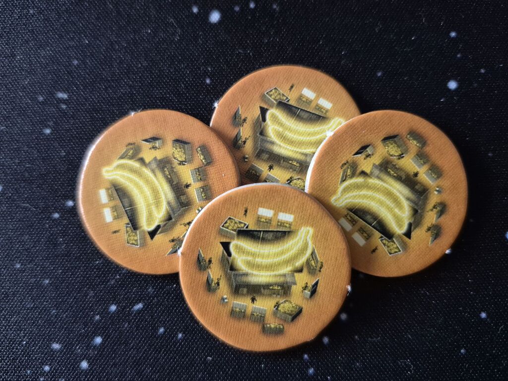 Chips mit Marktstand mit Banane.
