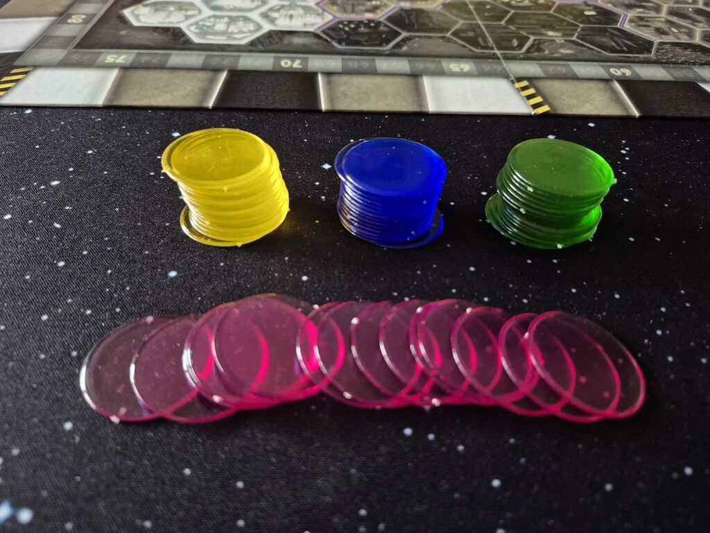 Vier Stapel Chips in Gelb, Grün, Blau und Pink.