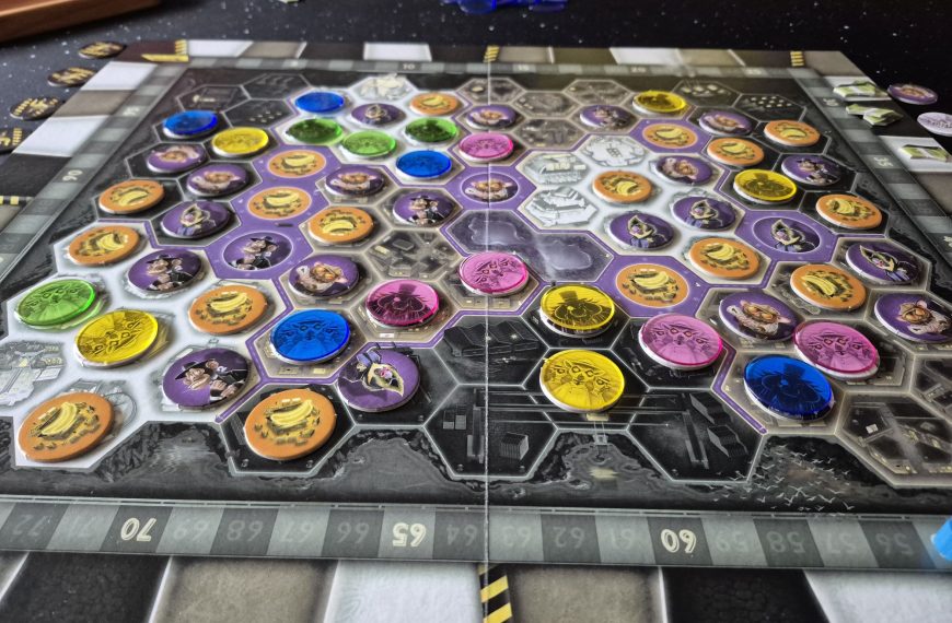 Spielplan mit vielen Chips.