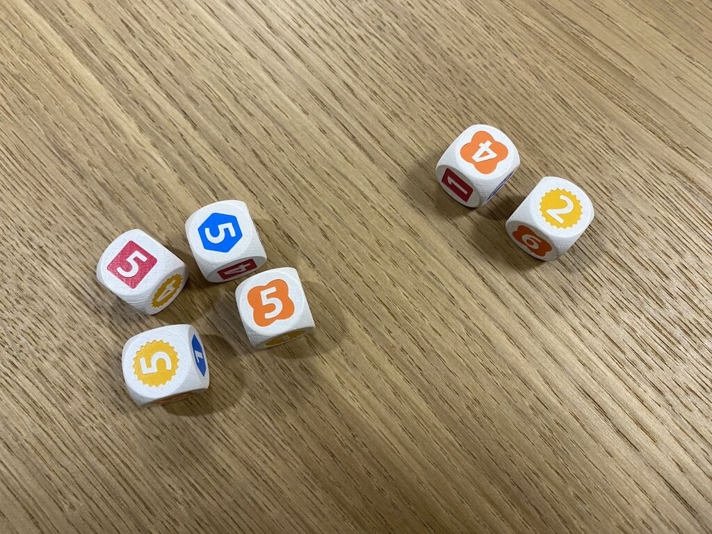 Sechs Würfel in zwei Gruppen.