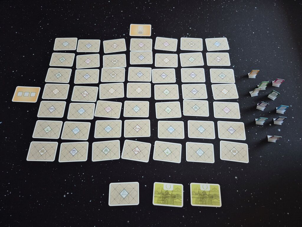 Karten auf Tisch, daneben Marker in verschiedenen Farben.