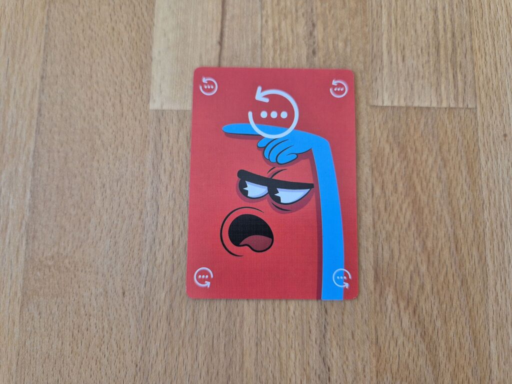 Karte mit Pfeil und Pausesymbol.