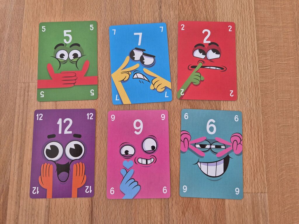 Karten mit Illustrationen und Zahlen.