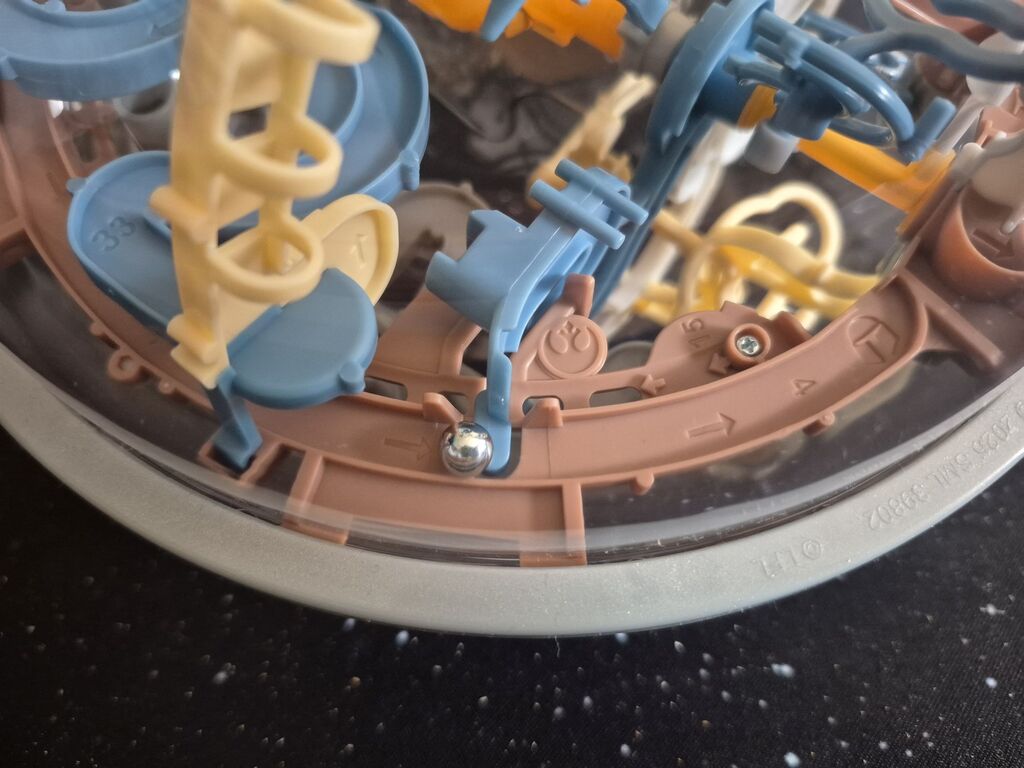 Kugel rollt über blaues Teil über die Lücke.
