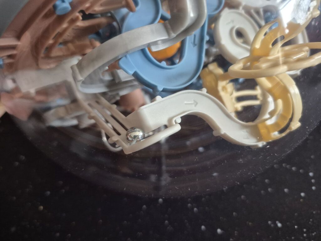 Teil des "Perplexus"-Labyrinths ohne Rand, der die Kugel hält.