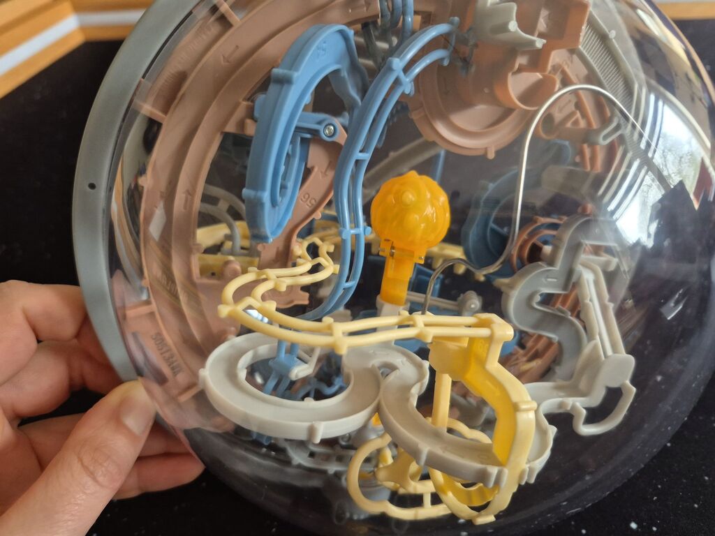 Durchsichtige Kugel mit Labyrinth im Inneren.