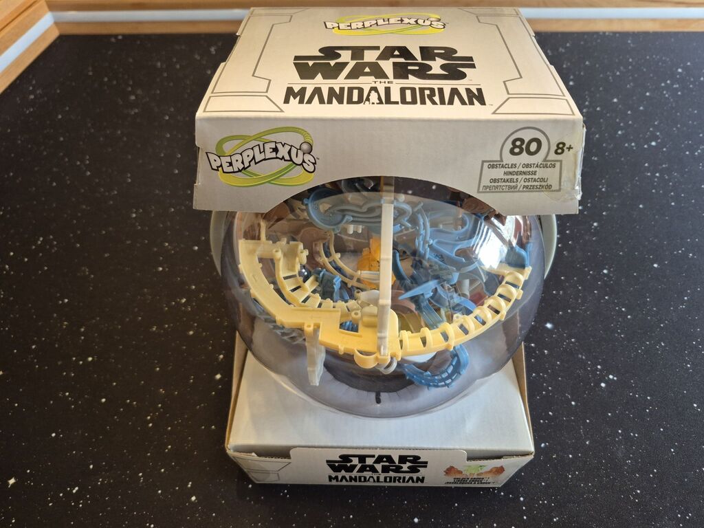 "Perplexus"-Kugel in Verpackung.