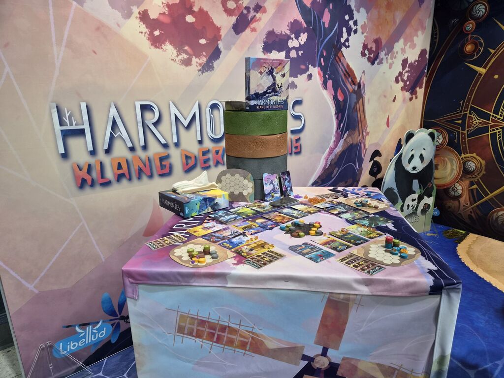 Messestand mit Spielmaterial.
