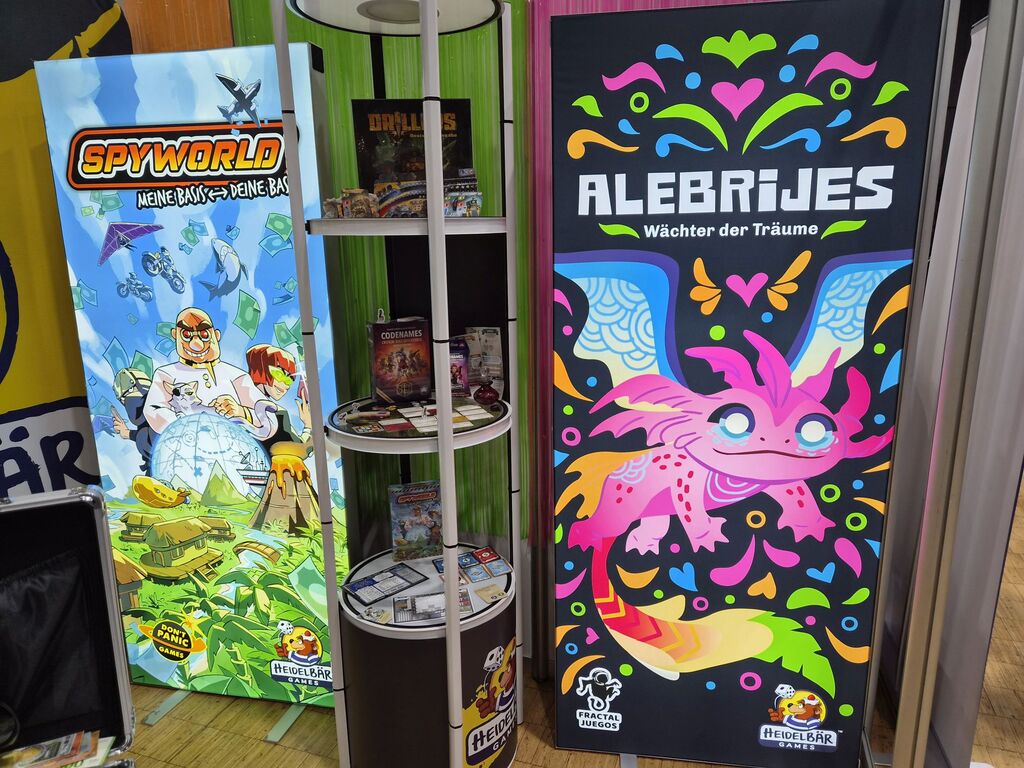 Werbewände von "Spyworld" und "Alebrijes".