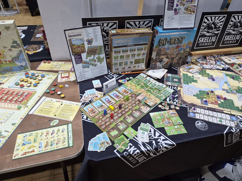 Spielmaterial bei der Neuheitenschau bei der SPIEL 2026.