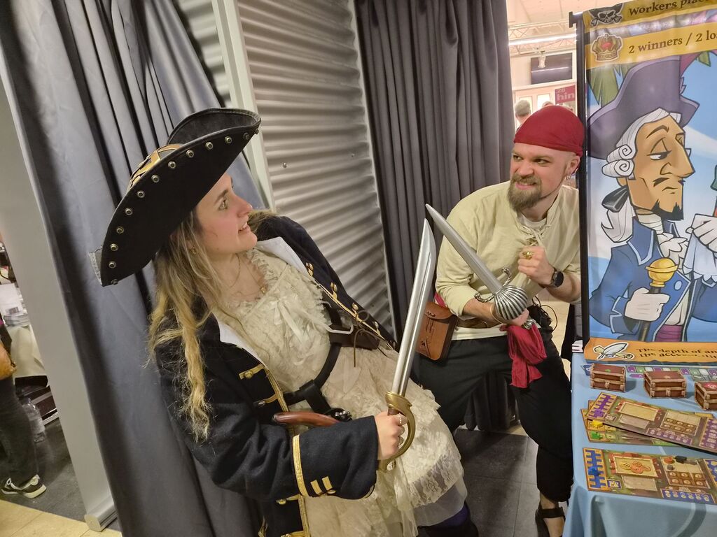 Mann und Frau in Piratenkostümen mit gekreuzten Säbeln.