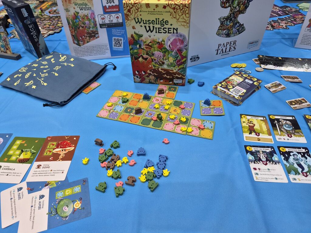 Spielmaterial bei der Neuheitenschau bei der SPIEL 2026.