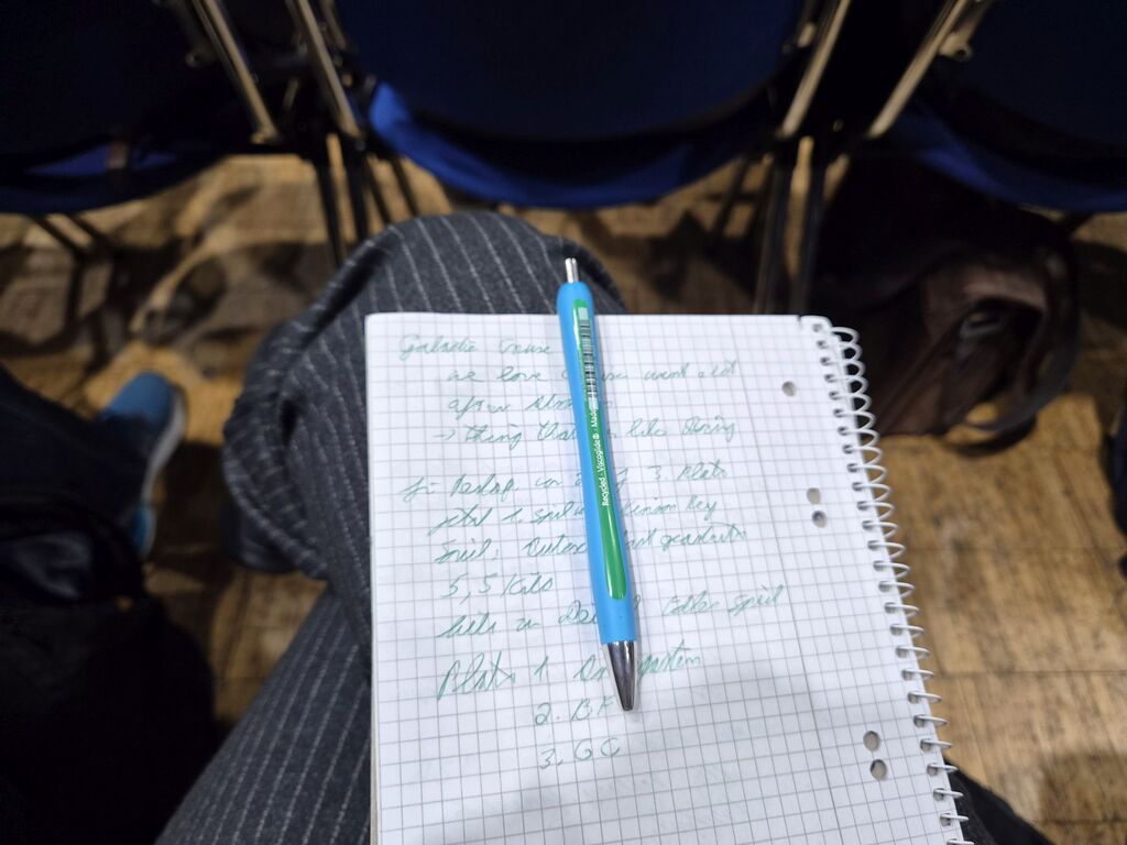Block mit Stift und unlesbarem Text.