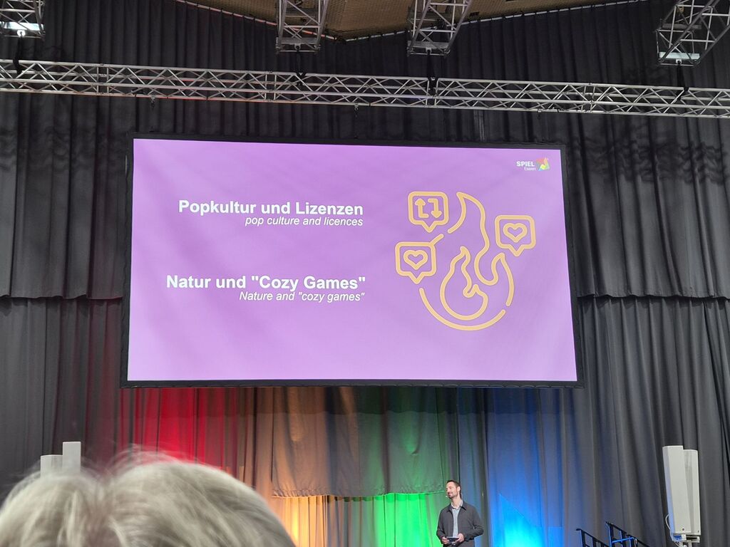 Präsentation auf großem Bildschirm mit Text.