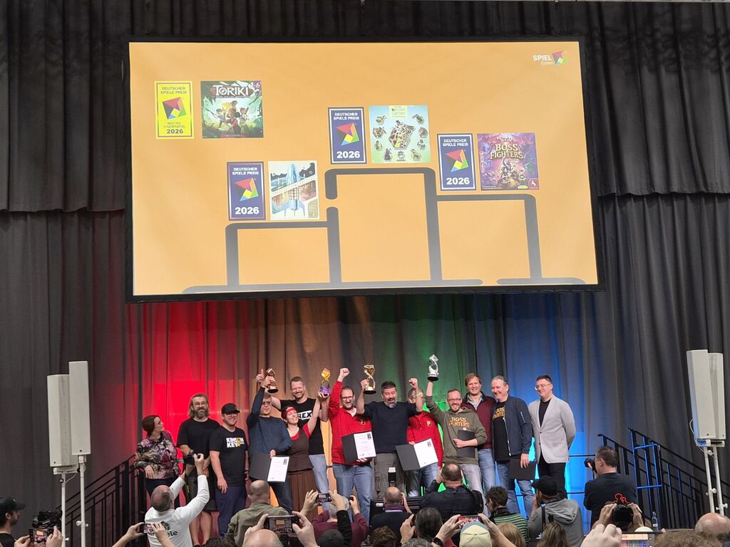 Gruppenfoto mit Menschen mit Urkunden und Pokalen.