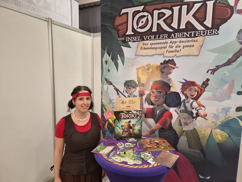 Messestand mit Frau.