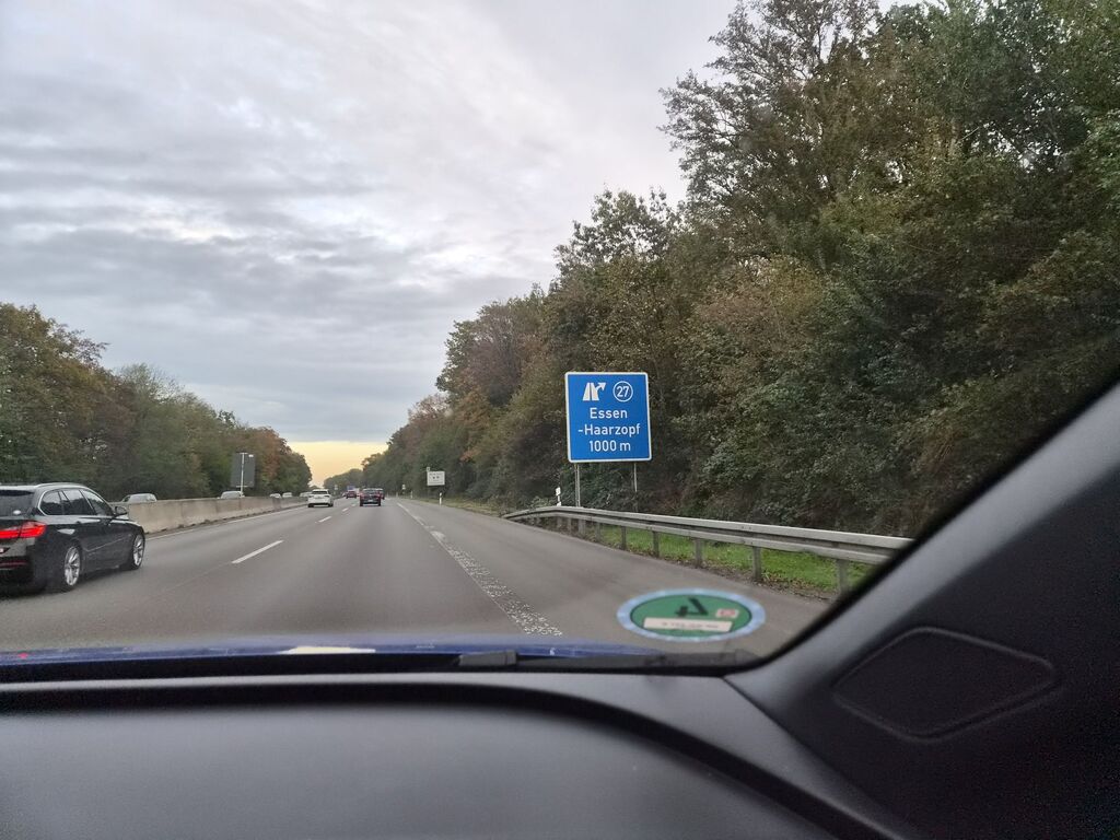 Autobahn-Schild "Essen-Haarzopf".
