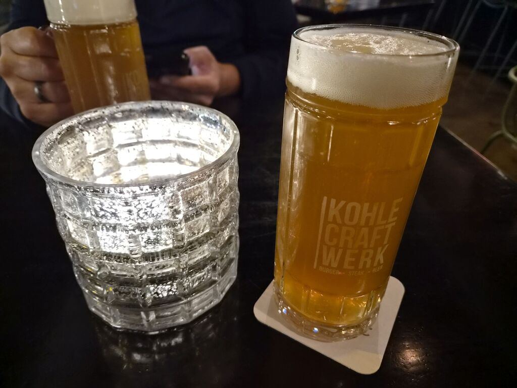 Bier neben Licht.