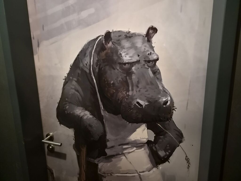 Zeichnung von grummeligem Nilpferd mit Schürze.