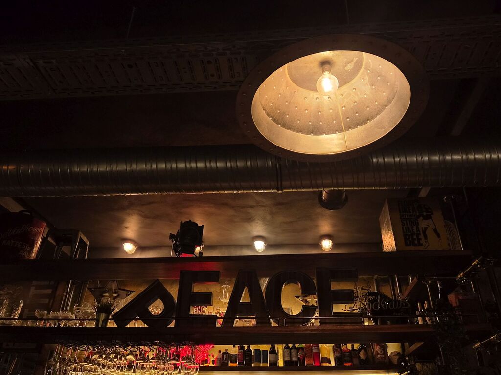 Peace-Schild in schönem Licht.