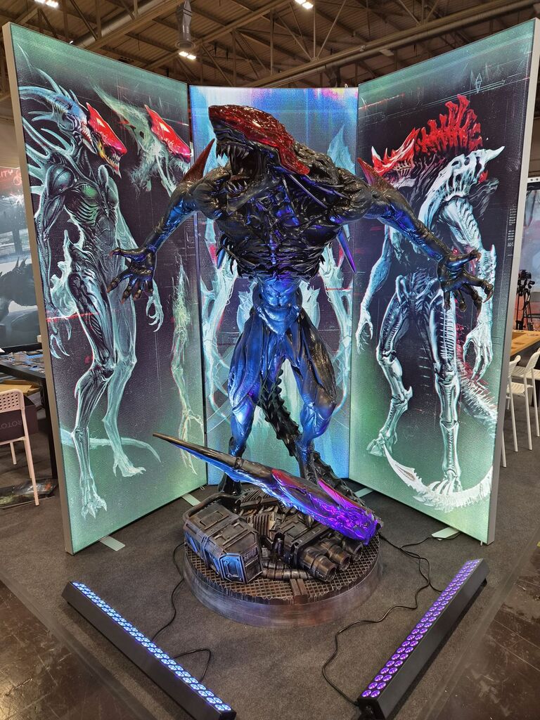 Große Alienfigur.