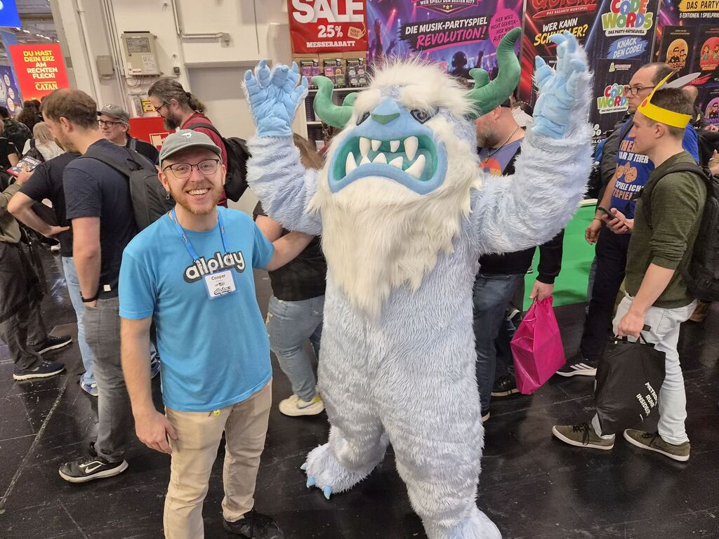 Mensch in Yeti-Kostüm.