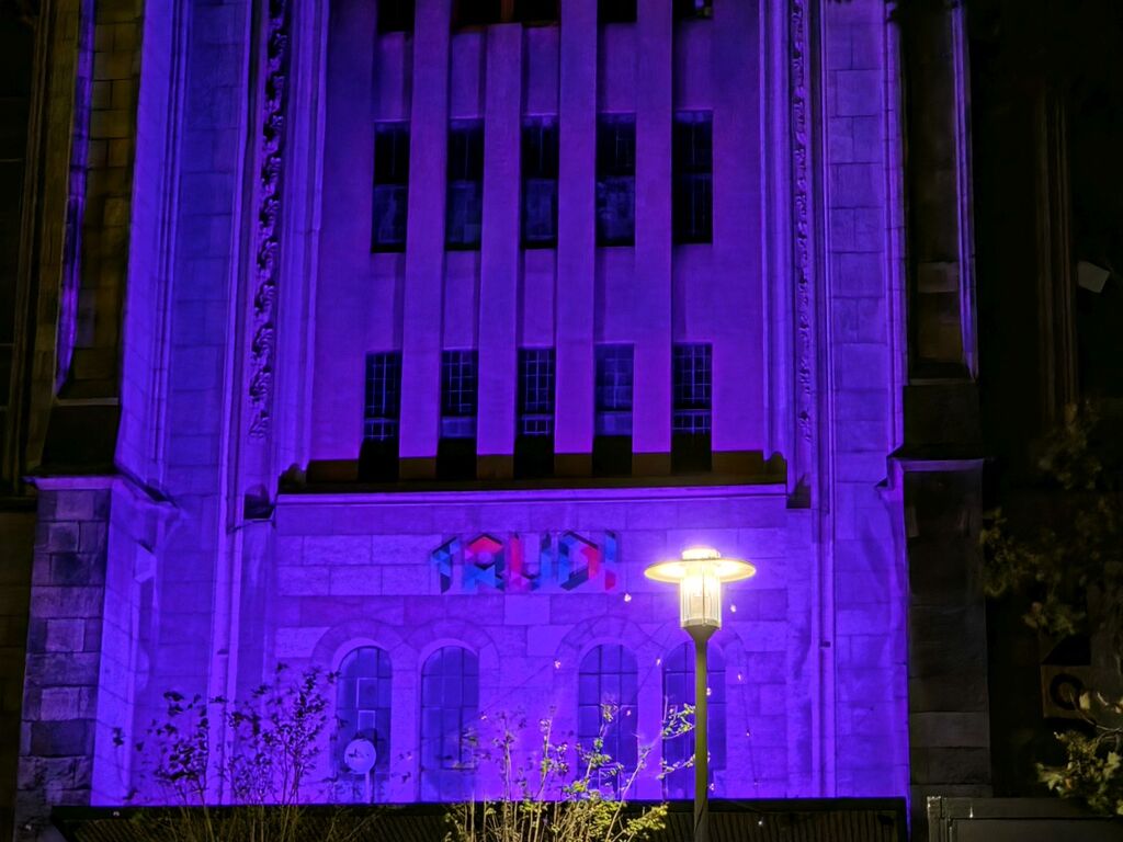 Schriftzug an Kirche.