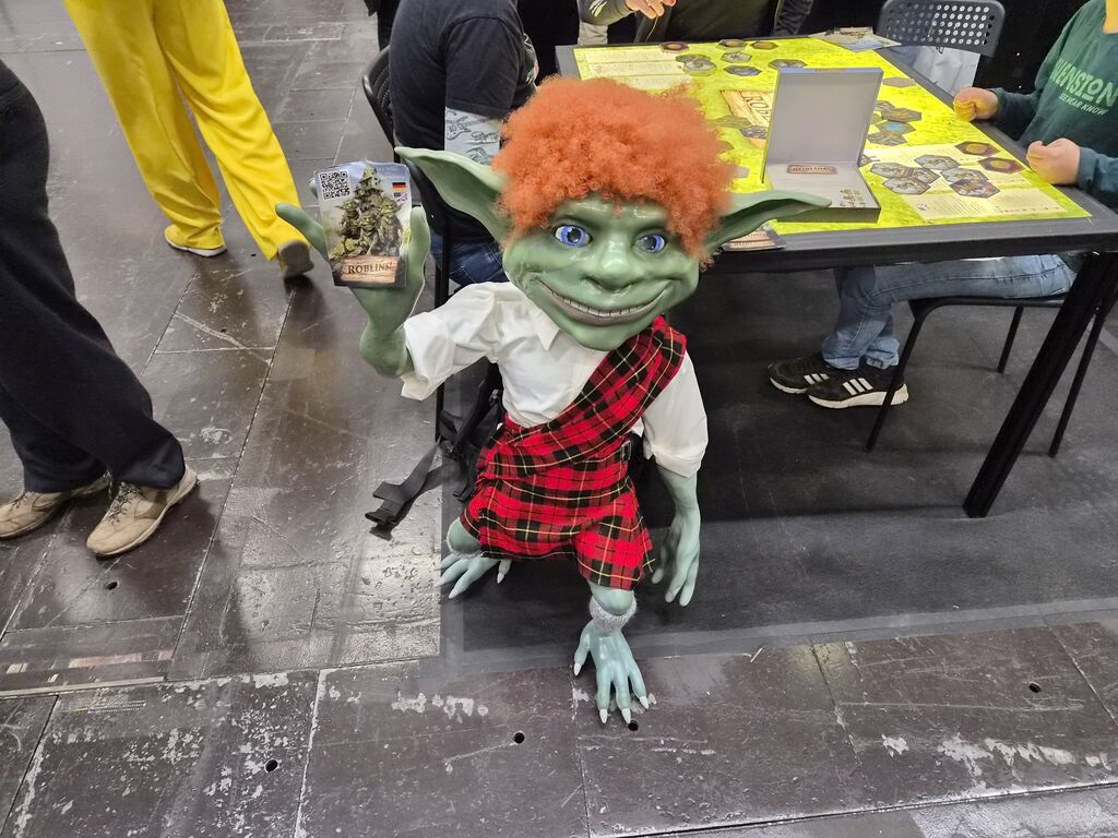 Figur an Tisch.