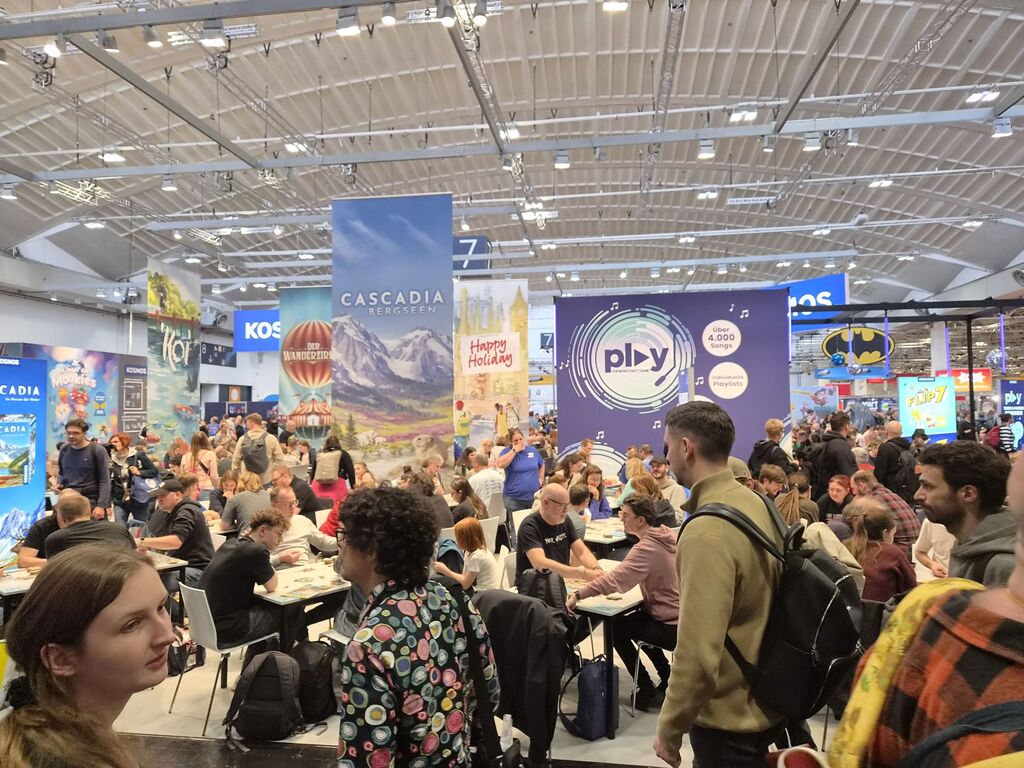 Viele Menschen an Tischen beim Spielen.