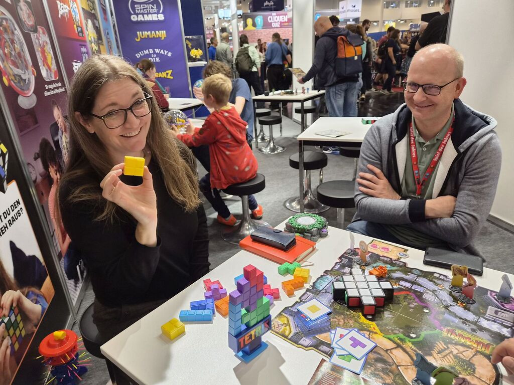 Frau hält Spielstein in die Luft.