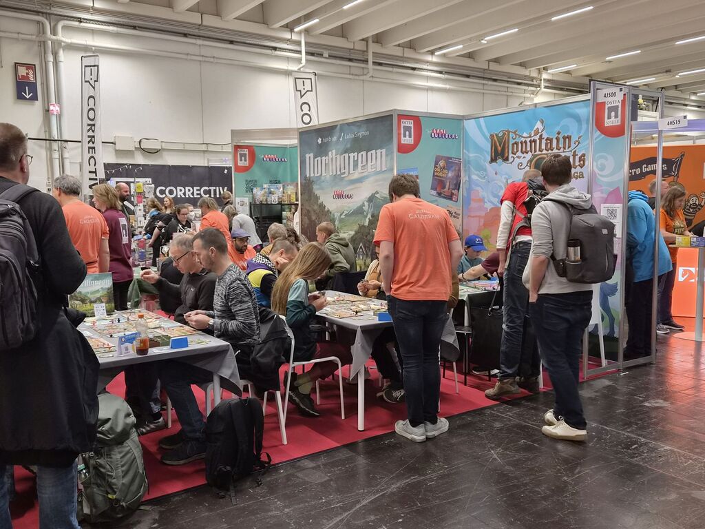 Menschen an Tischen beim Spielen.