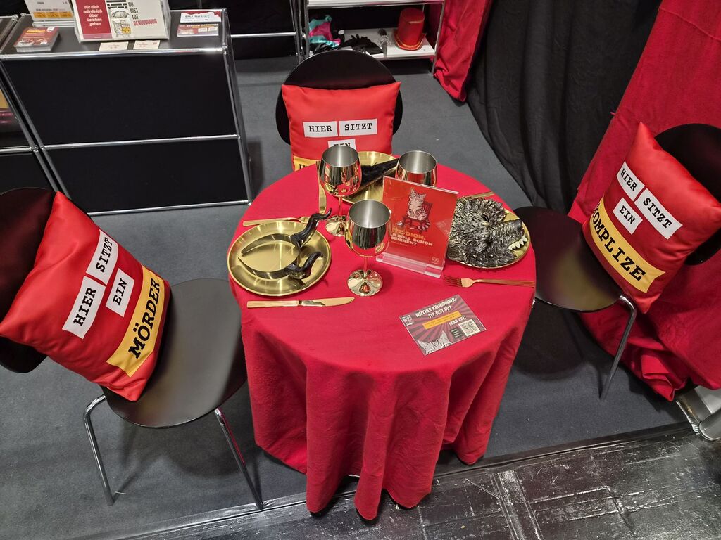 Kissen mit Text auf Stühlen an gruselig gedecktem Tisch.