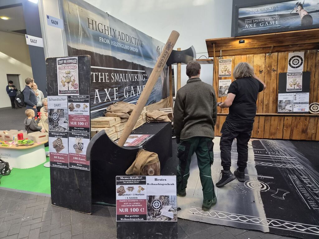 Messestand mit Riesenaxt.