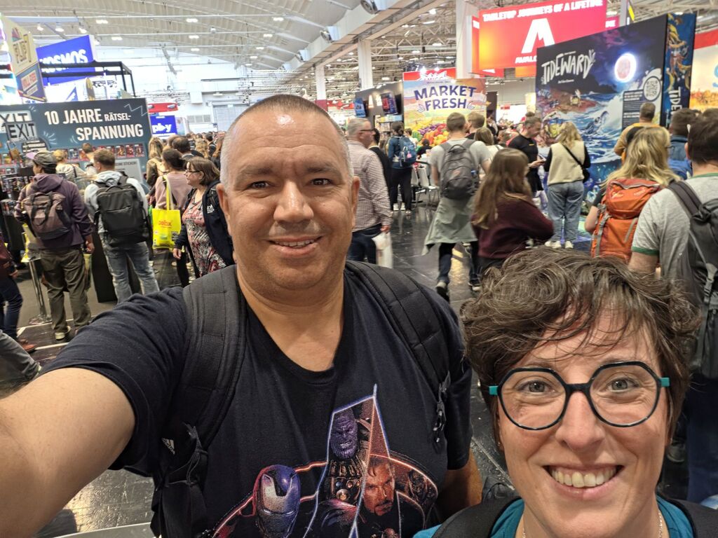 Mann und Frau vor Messetrubel.