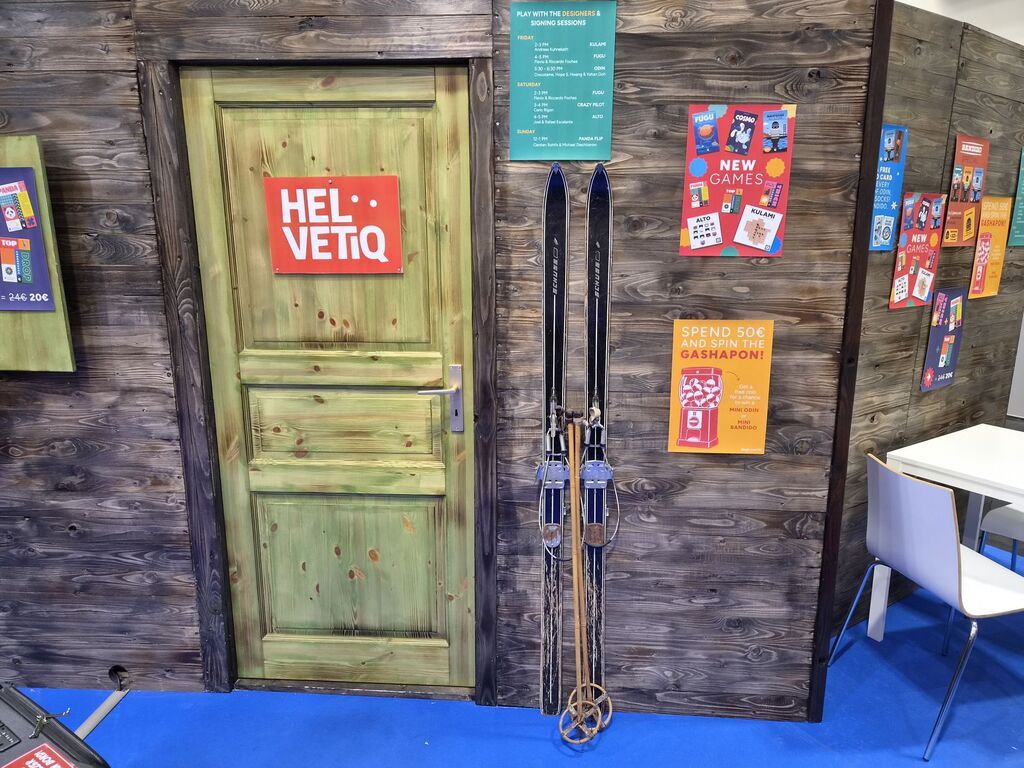 Messestand in Hüttenform.