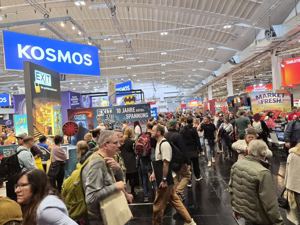 Menschen in Messehalle.