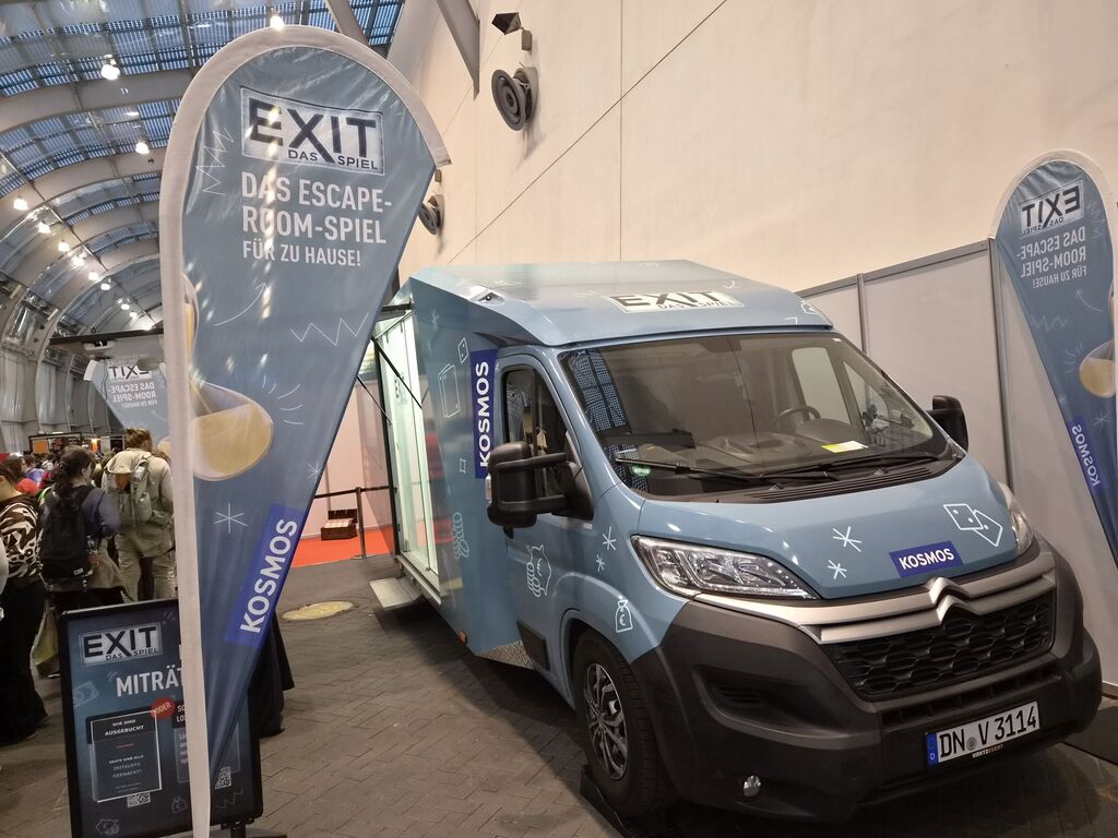 Bus mit Spiellogo als Messestand.