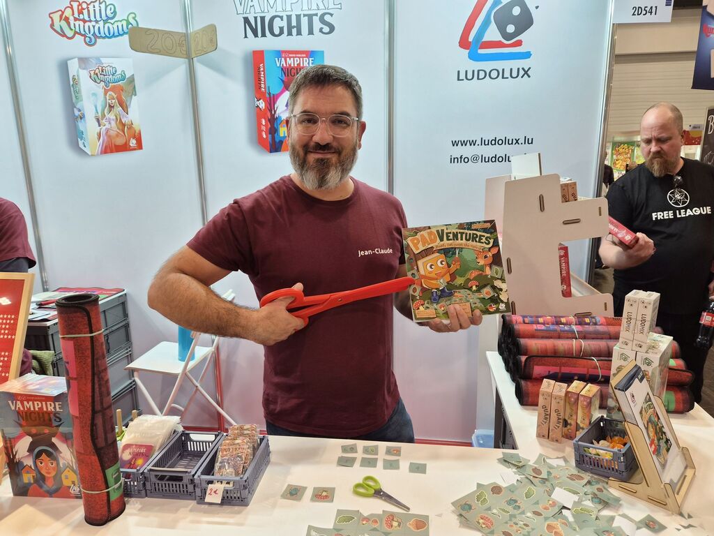 Man mit übergroßer Schere und Spiel.