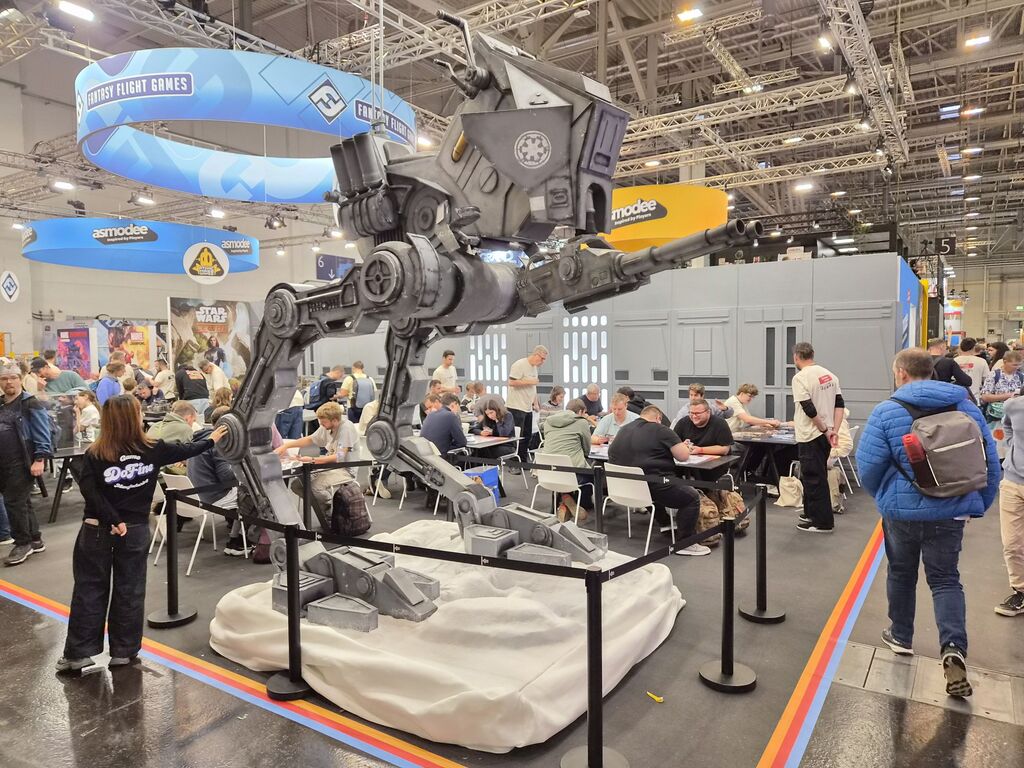 Großer Roboter an Messestand.