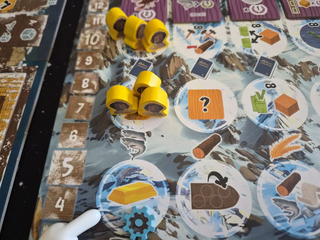 Gelbe Seemannfiguren auf Spielplan von "Saltfjord".