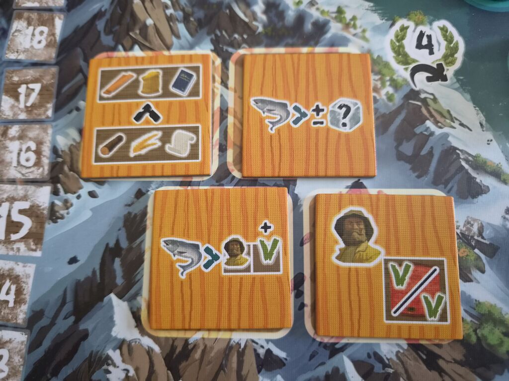 Vier unterschiedliche Plättchen auf Spielplan von "Saltfjord".