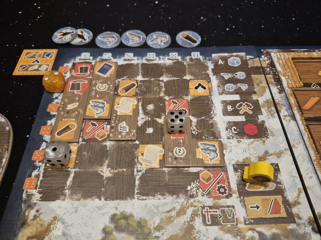 Spielertableau mit Würfeln, Plättchen, Markern.