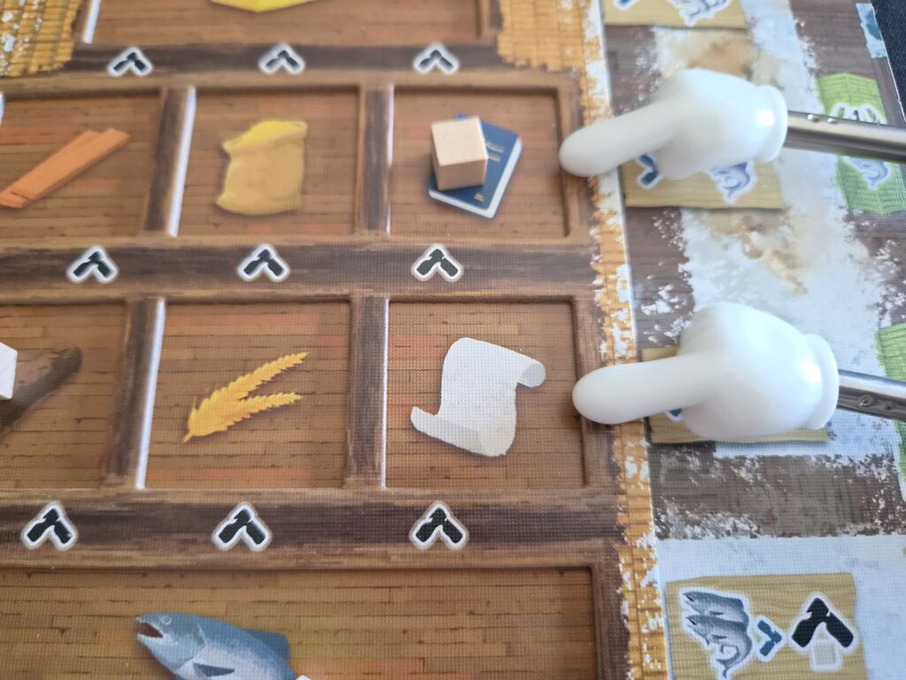 Zeiger zeigen auf zwei Felder auf Lagertableau. Holzwürfle jetzt im oberen Feld.