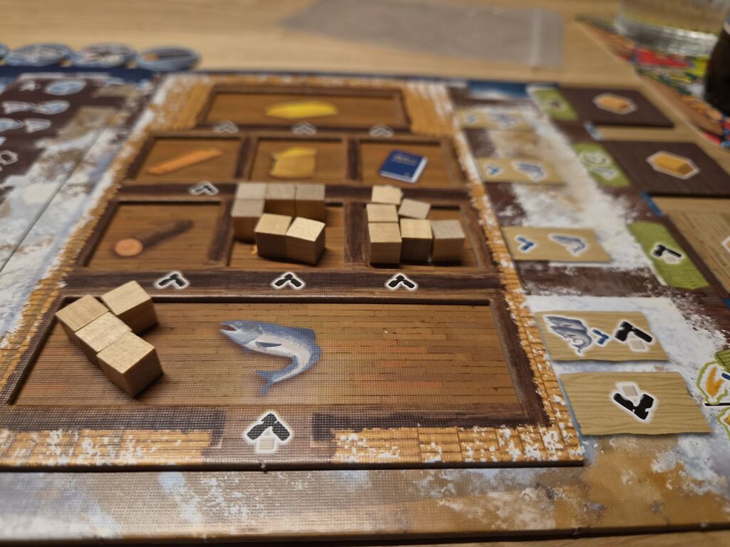 Lagertableau mit vielen Holzwürfeln.